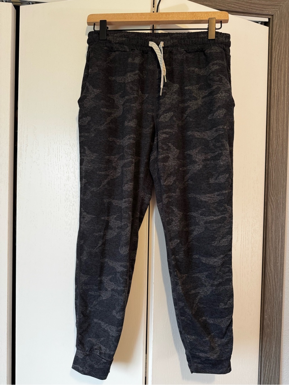 Vuori EUC Performance Charcoal Camo Joggers Small